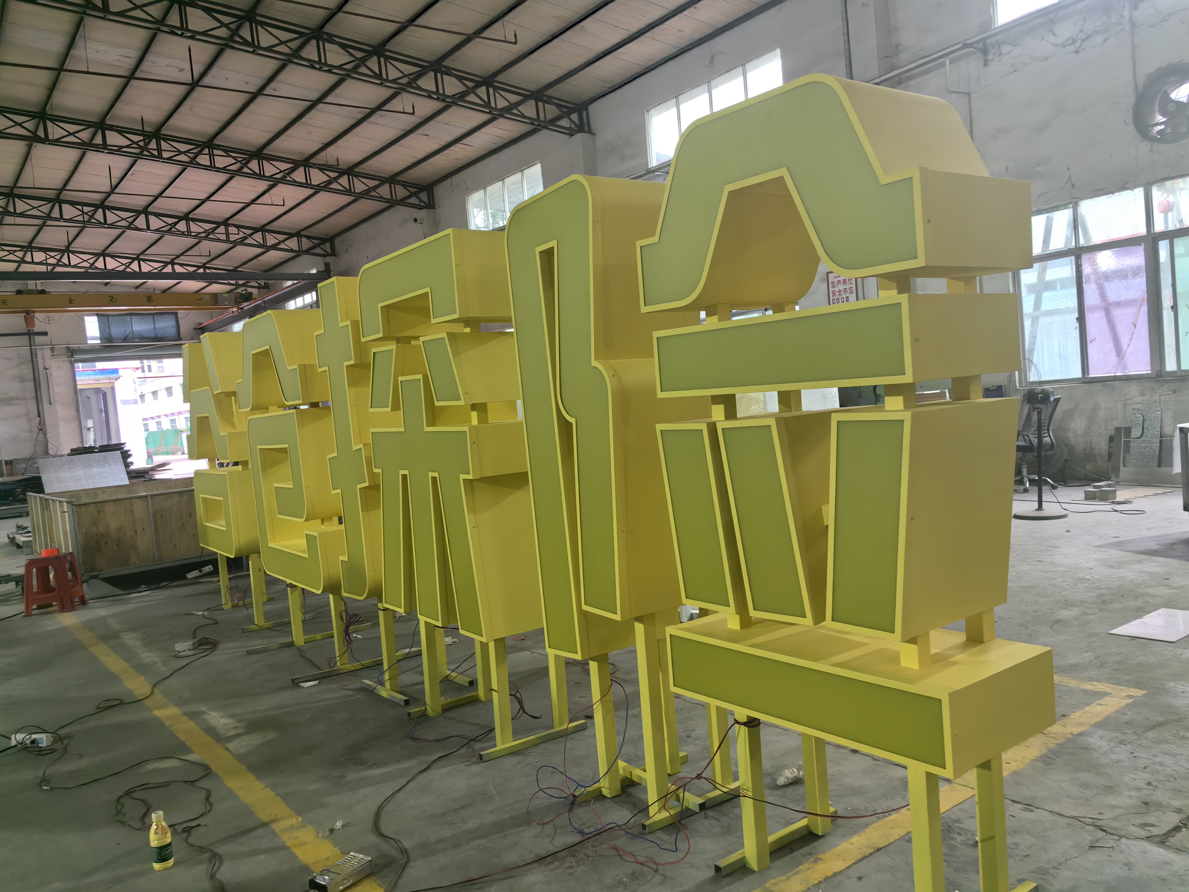 szroden-sign-large-illuminated-letter-sign-factory-production