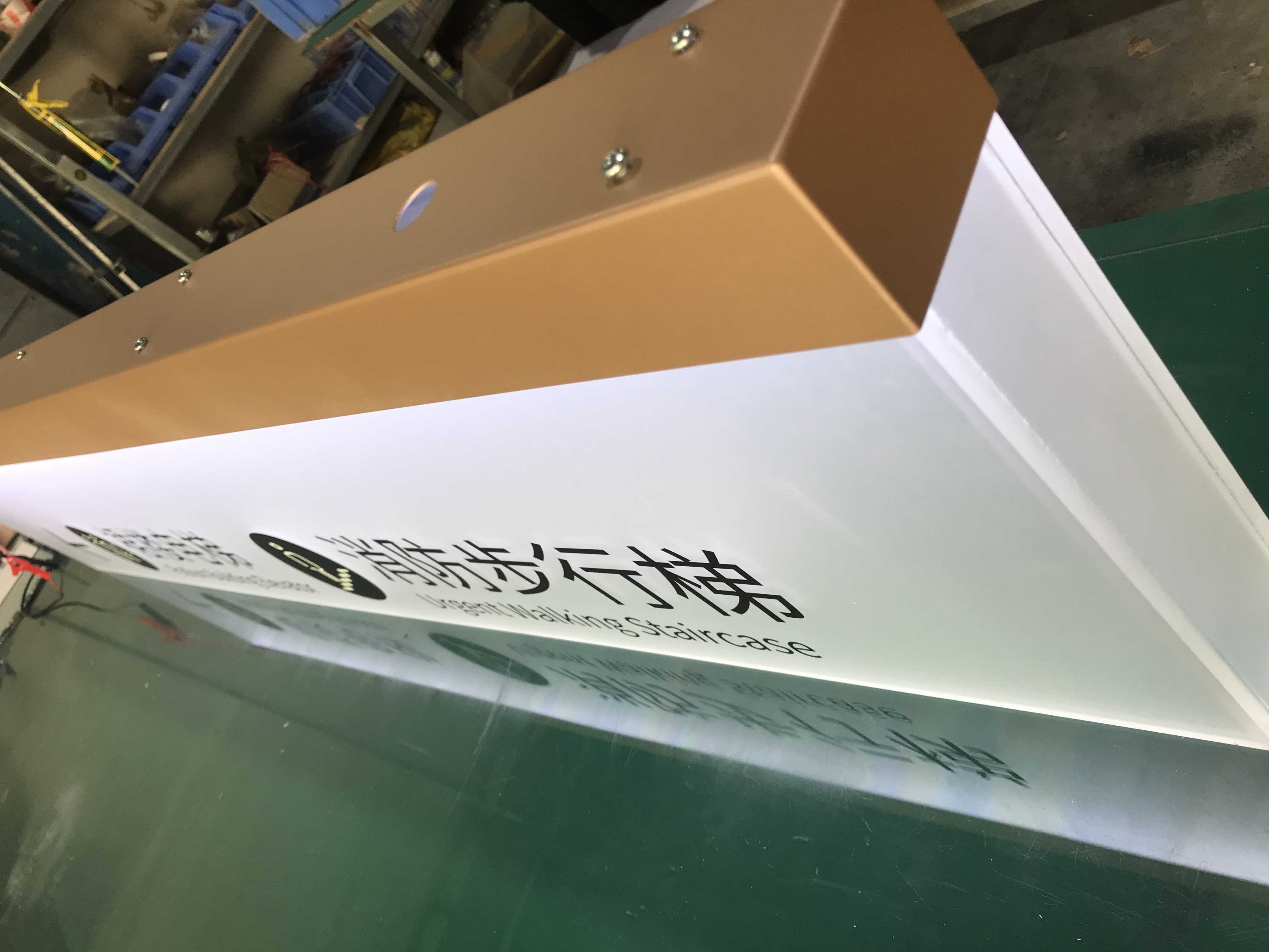 acrylic-directional-lightbox-sign-detail