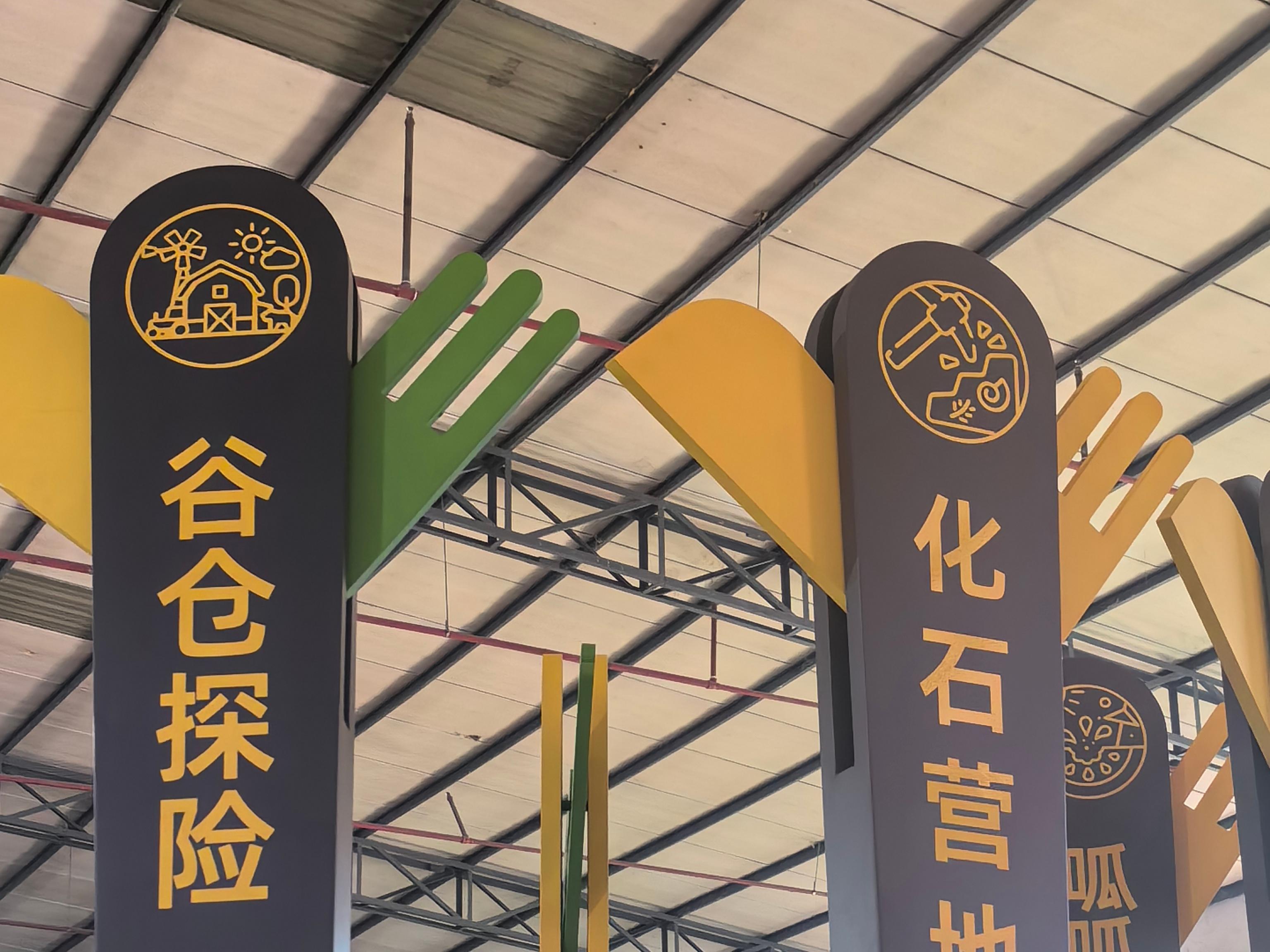 theme-park-totem-signs-outdoor-freestanding-painted-detail