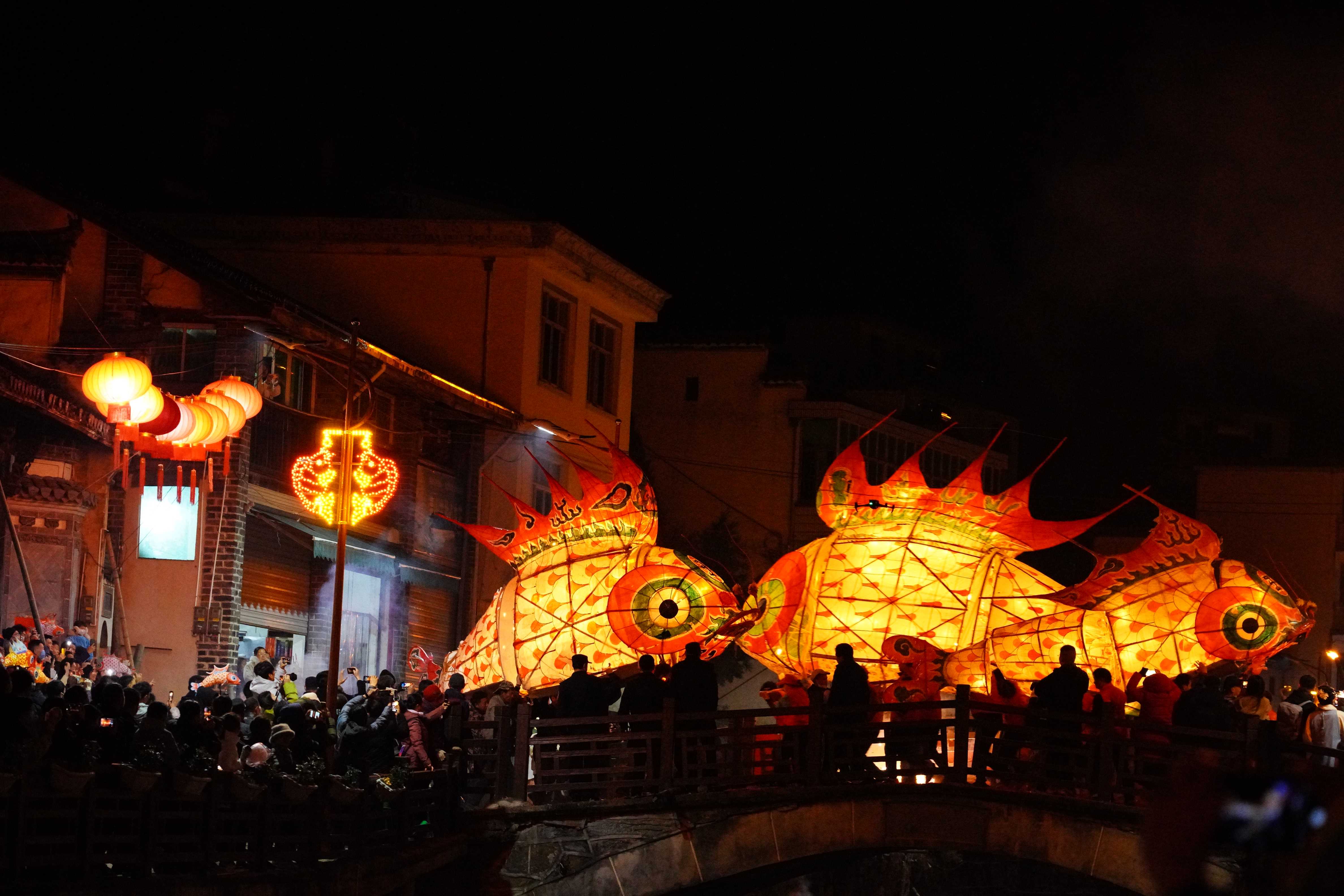 汪满田鱼灯已有600多年的历史，每年元宵的鱼灯节是徽州传承最悠久、保存最完好的传统年俗之一。几米高的大鱼灯在狭窄的街道上游走，那一刻鱼灯仿佛有了生命