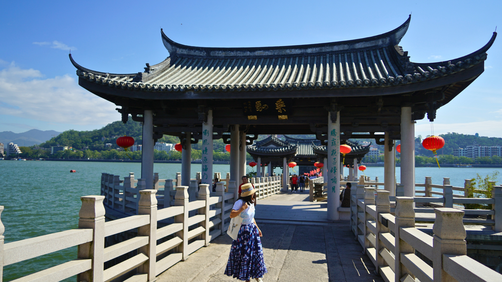 一座历史悠久的岭南古城，以其独特的文化魅力和美食闻名。古城墙、广济桥等古迹见证了千年的辉煌。品尝潮州牛肉火锅、潮州卤水，味蕾尽享潮汕风味。