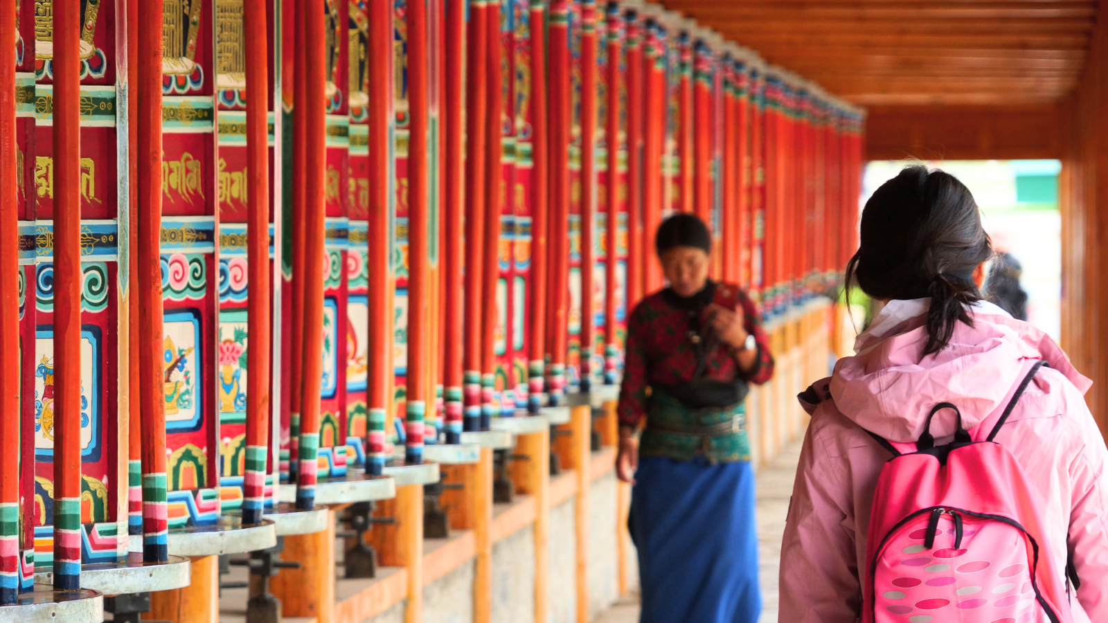 藏传佛教格鲁派六大寺院之一，被誉为“世界藏学府”。寺内建筑宏伟壮观，拥有六大学院和众多佛殿，是藏族文化的艺术殿堂，也是了解藏族文化和历史的重要窗口