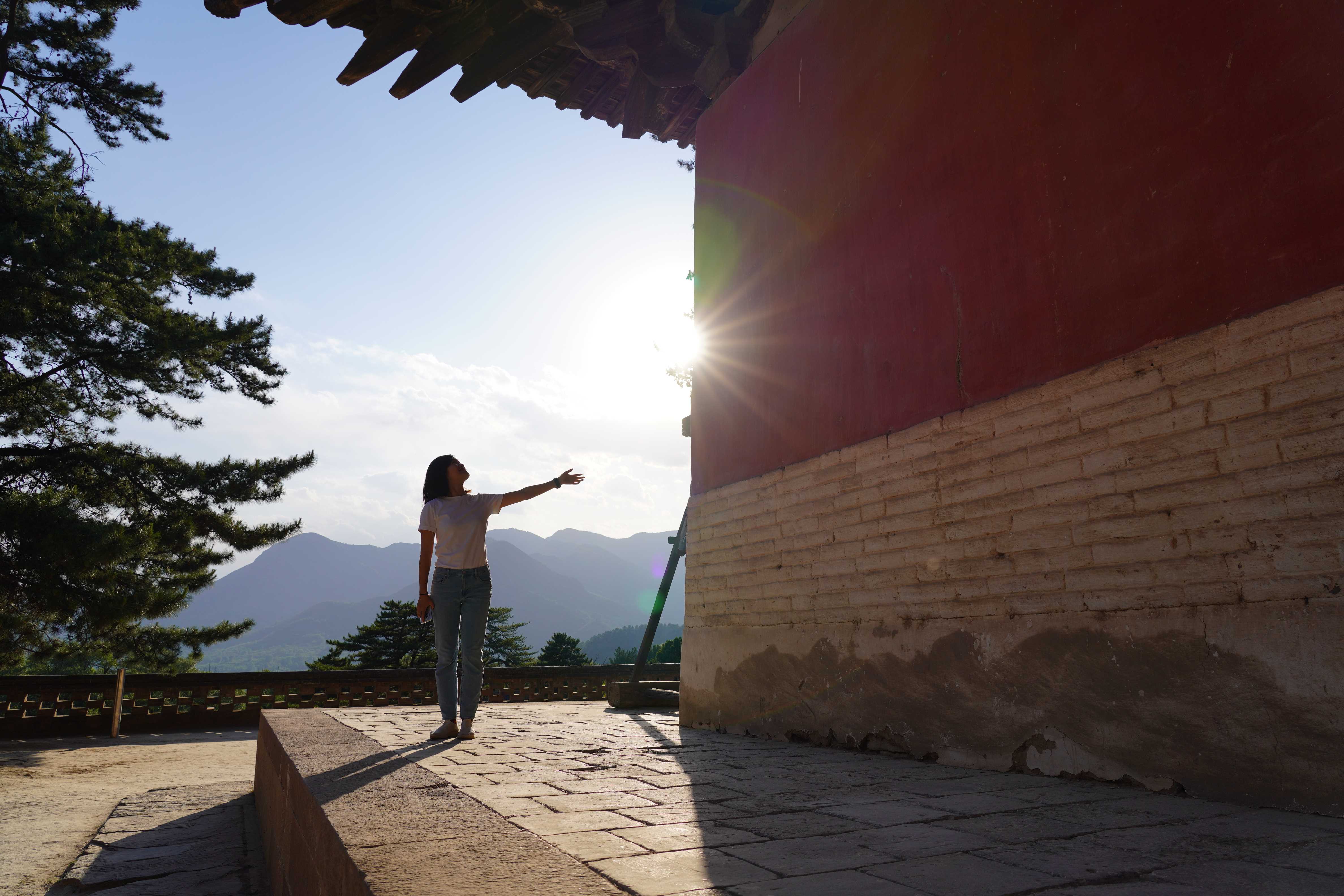 隐于山林间的千年古刹，以唐代木构建筑闻名，被誉为“中国第一国宝”。寺内彩塑、壁画精美绝伦，不仅是佛教信徒朝拜的圣地，也是领略古建艺术的绝佳之地