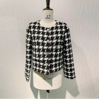 1-先裁剪正方形-两边拉到底-回车后旁边有白边-用选框工具拉白墙-ctrl-t-拉一下把白色填满