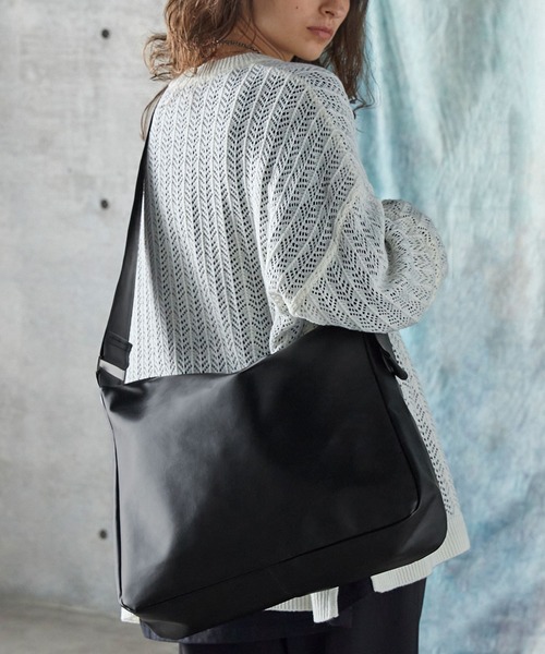 A shoulder bag is a type of bag that is worn over the shoulder.  Usually, the large design makes it more practical, useful, and ideal for daily use. 