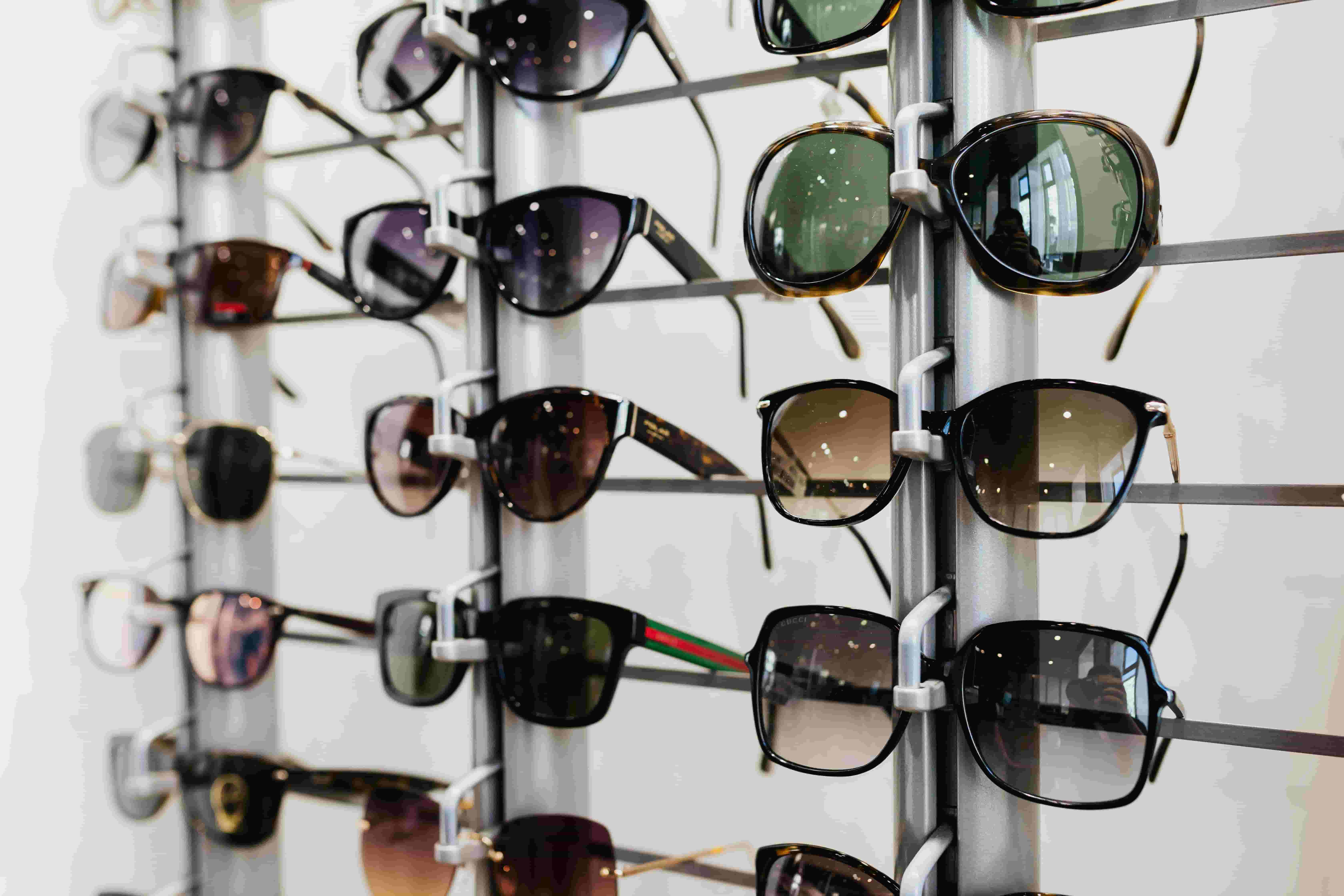 1、Display rack featuring a variety of sun glass lenses and polarized sun lenses samples.